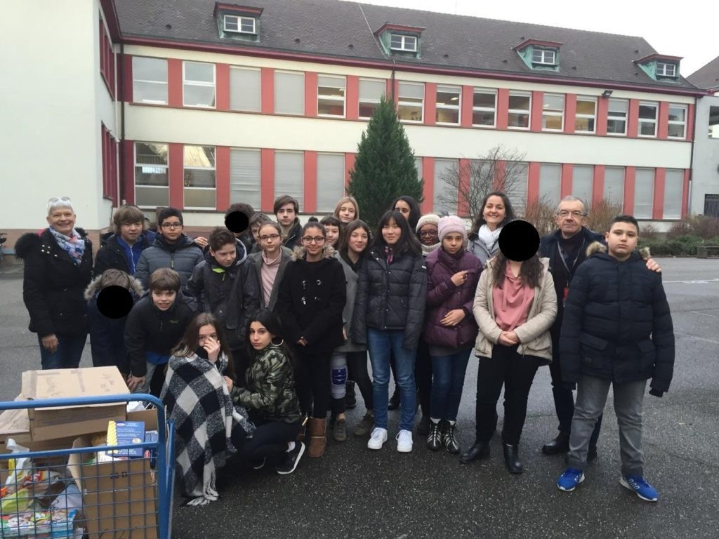 Les élèves de 5A, qui ont participé à l'action, accompagné de leur professeur d''Histoire-géo-EMC (à droite), de Martine Munch à gauche (bénévole) et  de Daniel Belletier (président des Resto du Coeur Bas-Rhin).